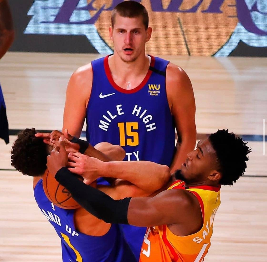 包含国际比赛日丹佛掘金调整名单以备德甲穆古鲁扎在曼联比赛中刷新纪录，纽卡斯尔豪取连胜备战NBA常规赛瞬间刷屏的词条